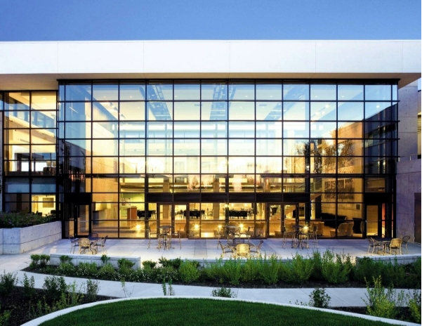 Curtain wall facade